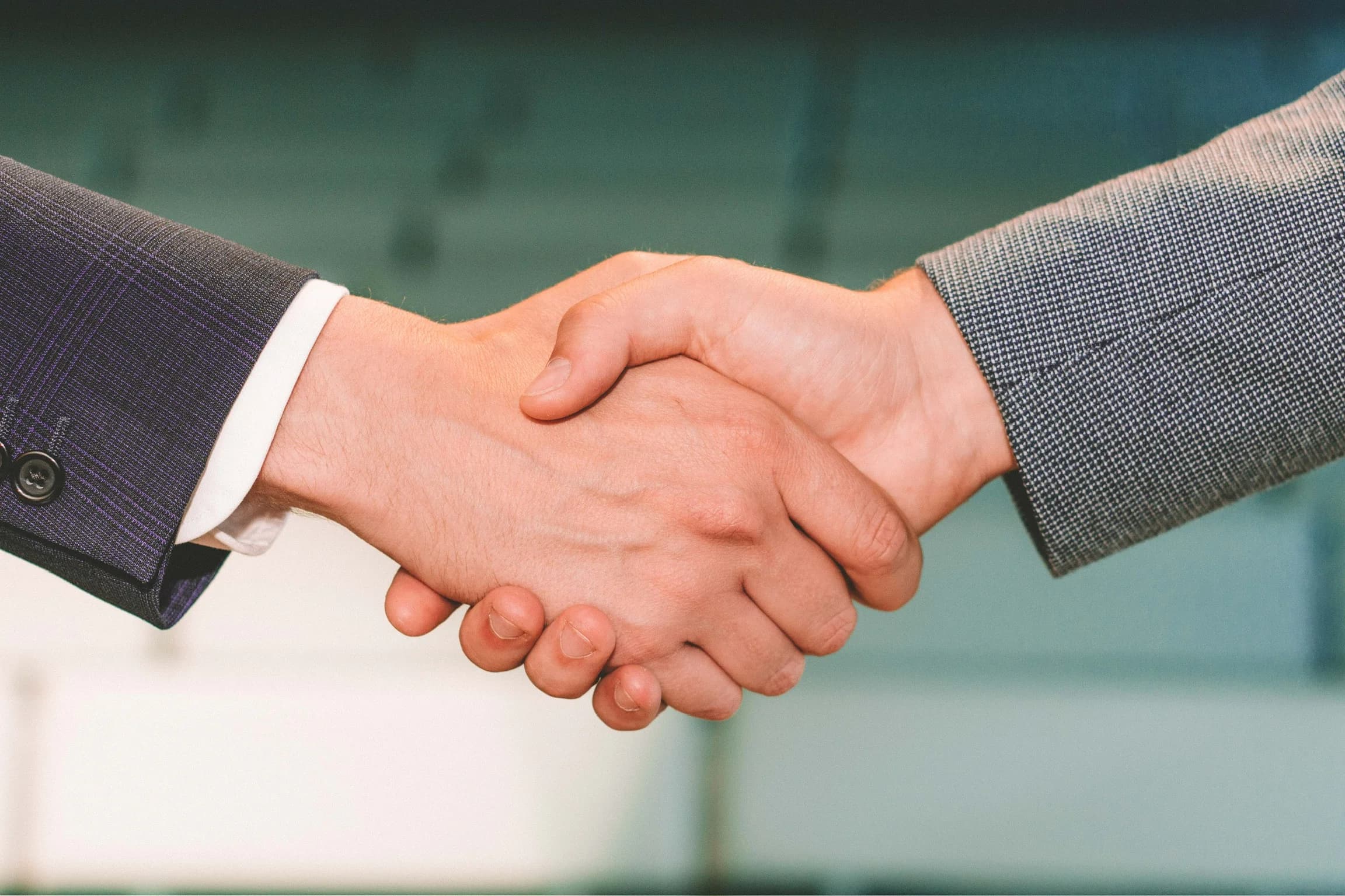 Handdruk voor privacy en AVG compliance samenwerking